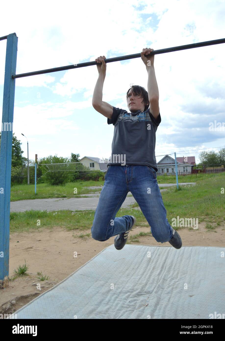 Kovrov, Russie. 11 juin 2017. L'adolescent est engagé dans la discipline gimbarr sur une barre horizontale dans la cour d'école Banque D'Images