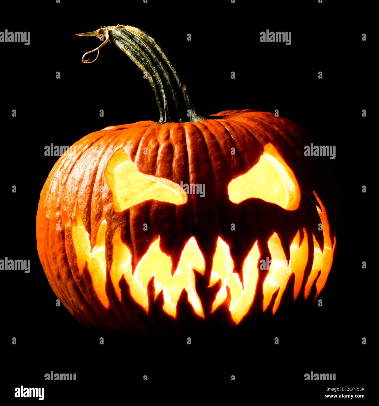 Lanterne Jack o potiron sculptée pour Halloween énénuée dans l'obscurité Banque D'Images