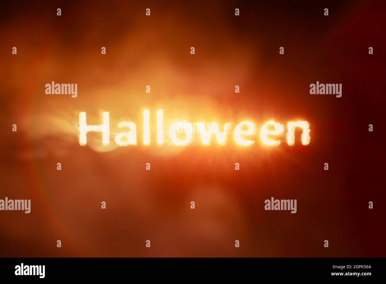 Texte d'Halloween éclatant fumée rouge et orange Banque D'Images