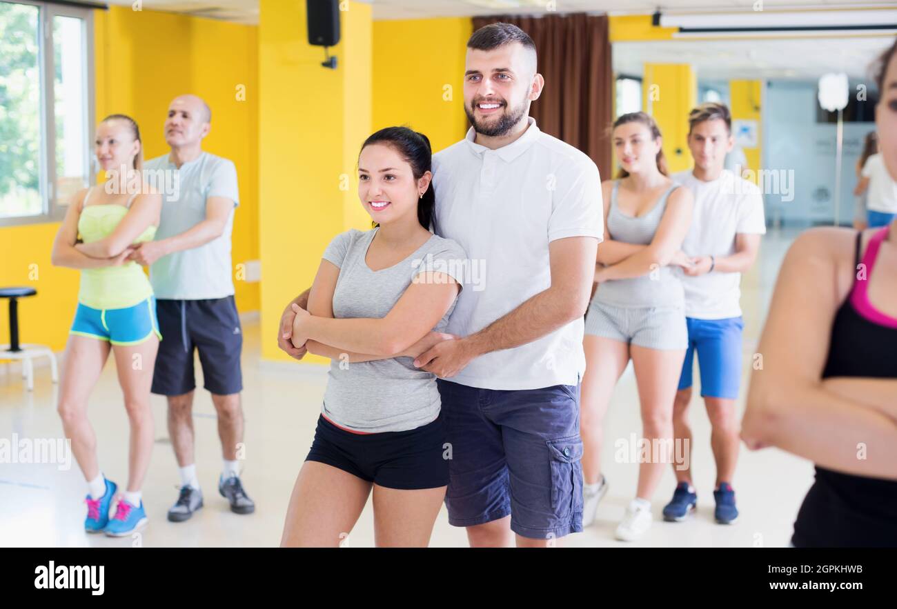 Les adultes dansent ensemble la salsa dans un studio moderne Banque D'Images