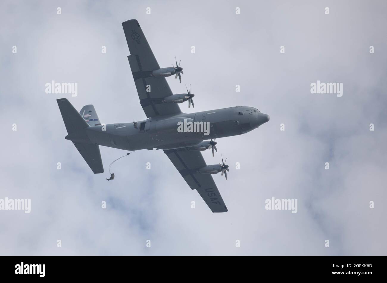 Les parachutistes de l'armée américaine participent à l'exercice Falcon Leap à Drop zone Houtdorimmerveld, pays-Bas, le 14 septembre 2021. L’exercice Falcon Leap fait partie des cérémonies du 77e anniversaire de l’opération Market Garden et est actuellement le plus grand exercice technique aéroporté de l’OTAN, avec la participation de douze nations alliées et partenaires. L'offensive a commencé le 17 septembre 1944 et a demandé que trois divisions aériennes alliées tombent par parachute et planeur aux pays-Bas, saisissant des territoires clés et des ponts afin que les forces terrestres puissent traverser le Rhin. (É.-U. Photo de l'armée par la SPC. J Banque D'Images