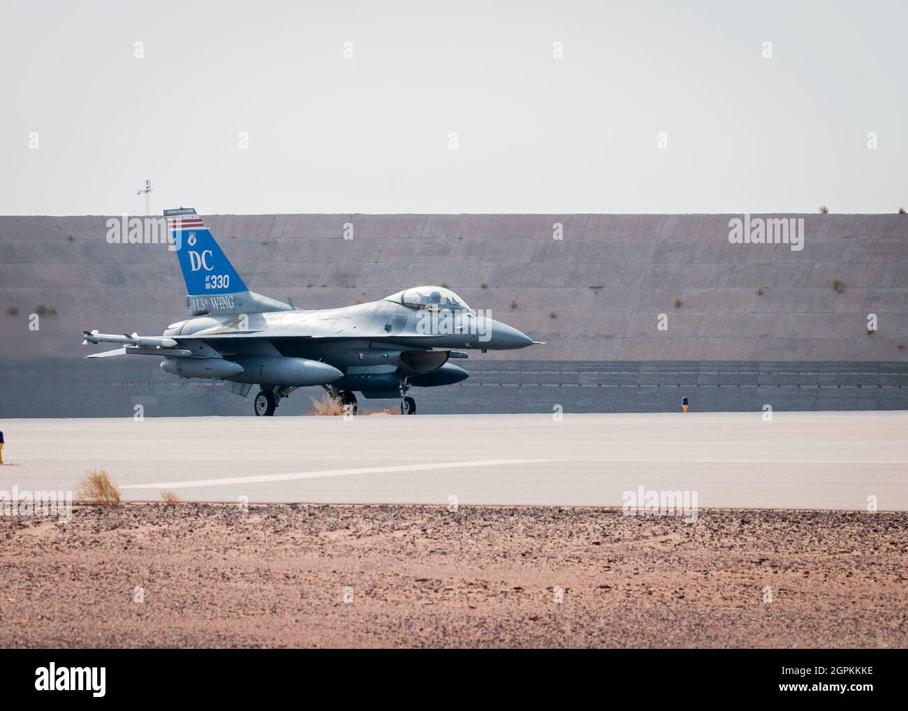 Un faucon de combat F-16 de la Force aérienne des États-Unis affecté au 121e Escadron de chasseurs expéditionnaires se rendant sur la piste de la base aérienne de Prince Sultan, Royaume d'Arabie saoudite, avant de prendre l'avion pour la base aérienne d'Al Udeid, au Qatar, pour l'exercice Sky Shield III, le 31 juillet 2021. Sky Shield est un exercice bilatéral de contre-vol et de recherche et de sauvetage au combat conçu pour valider la capacité combinée de la Force aérienne centrale des États-Unis et de la Force aérienne du Qatar Emiri de défendre l'espace aérien régional. L'événement a permis à la 378e Escadre expéditionnaire aérienne de démontrer ses capacités agiles d'emploi de combat de repositionnement des forces dans divers Banque D'Images