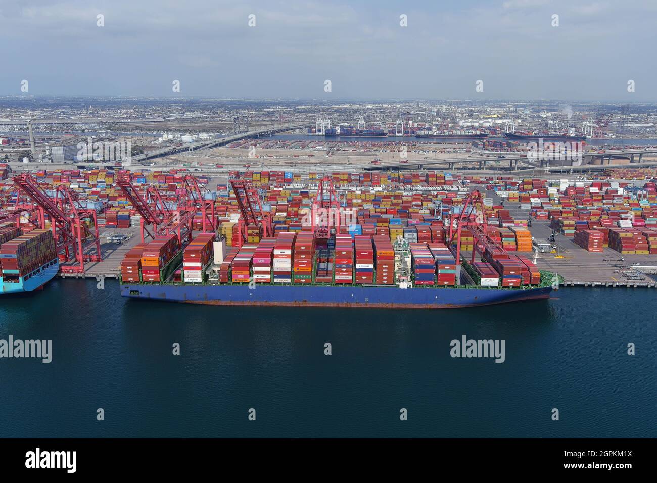 Les navires-conteneurs de fret sont enregistrés au port de long Beach, le mercredi 29 septembre 2021, à long Beach, Calif. = Banque D'Images