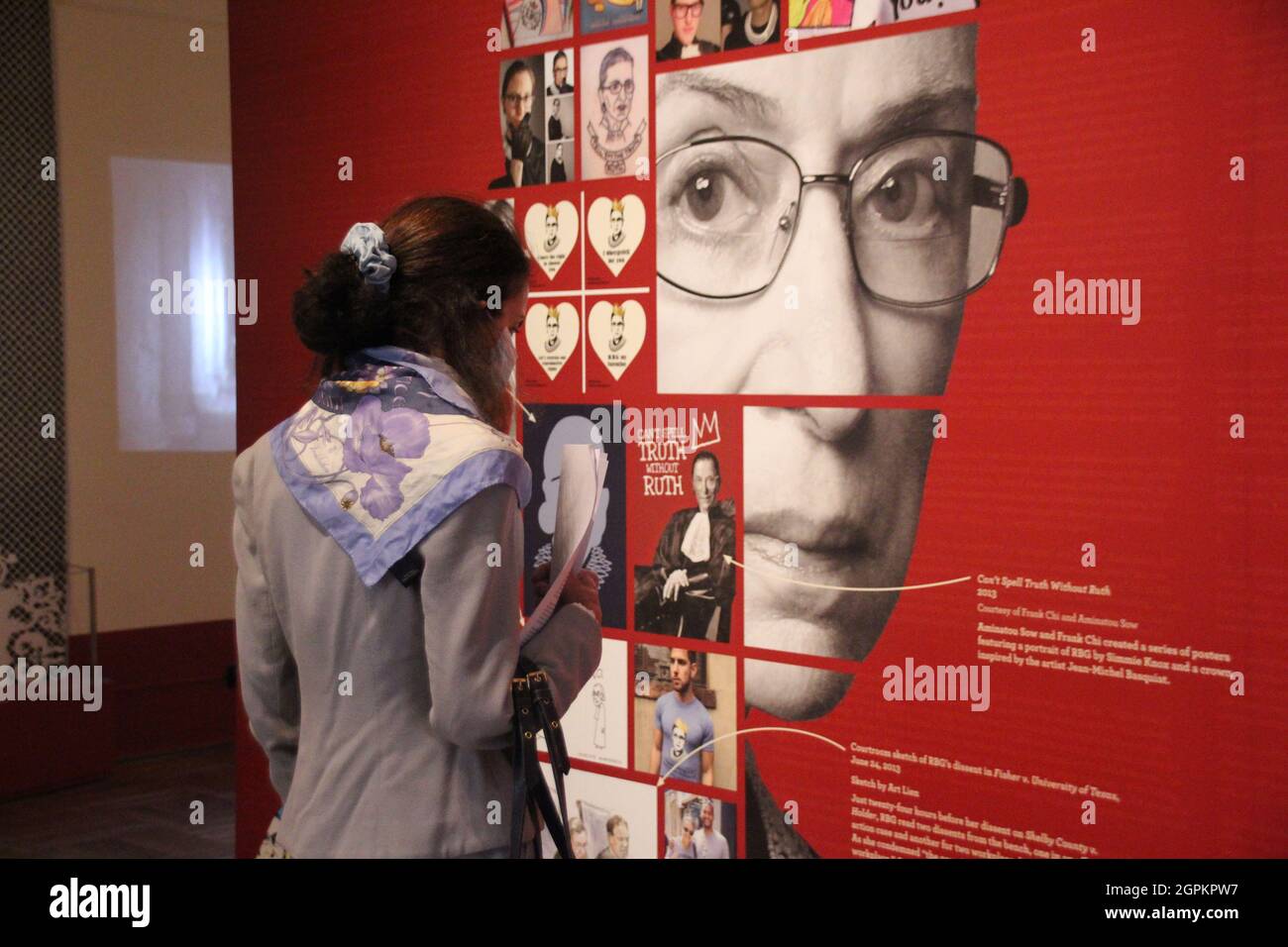 New York, États-Unis. 29 septembre 2021. Un visiteur lit des informations sur la vie de la juge Ruth Bader sous un portrait de l'artiste Everett Raymond Kinstler dans le cadre de l'exposition «célèbre RBG: La vie et les temps de Ruth Bader Ginsburg» à la New-York Historical Society à Central Park. (Au dpa 'musée de New York honore la justice tardive Ginsburg avec spectacle') Credit: Christina Horsten/dpa/Alay Live News Banque D'Images