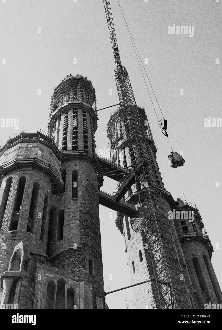 Sagrada Familia (façade passion) : placer une rosette en mosaïque vénitienne dans les clochers centraux, 20-02-1973. Auteur: ANTONI GAUDI. Banque D'Images