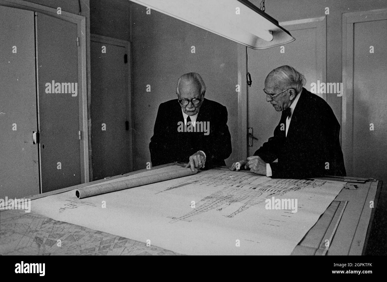 Sagrada Familia (Studio): Réunion de travail des architectes Isidre Puig Boada et Lluís Bonet Garí, 1974. Banque D'Images