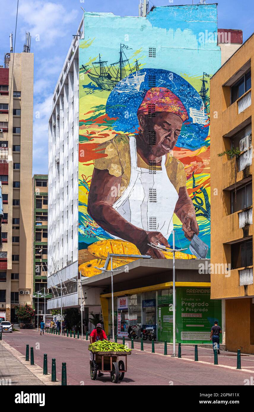 Grande murale d'un poissonnier féminin sur la façade latérale d'un immeuble de bureaux, la Matuna, Cartagena de Indias, Colombie. Banque D'Images