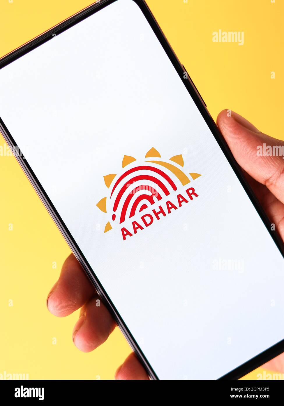 West Bangal, Inde - 28 septembre 2021 : logo Aadhaar sur image de stock d'écran de téléphone. Banque D'Images