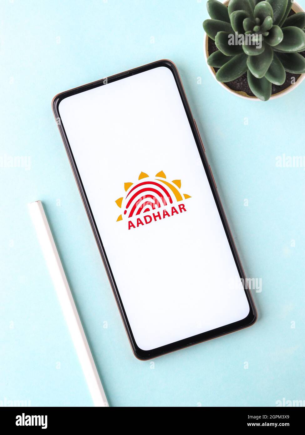 West Bangal, Inde - 28 septembre 2021 : logo Aadhaar sur image de stock d'écran de téléphone. Banque D'Images