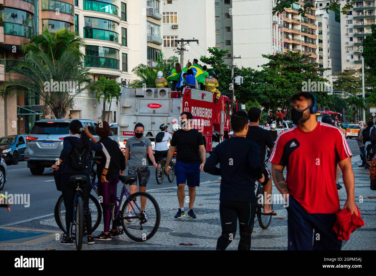 Nitreói, Rio de Janeiro, Brésil - 6 août 2021: Champions olympiques en voile 49erFX Martine Grael et Kahena Kunze défilant en voiture ouverte par thei Banque D'Images