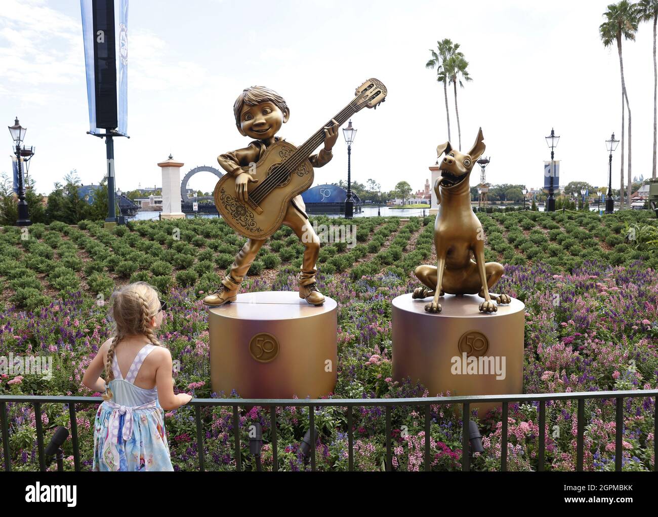 Orlando, États-Unis. 29 septembre 2021. Les statues de Rodel et Dante du film Coco font partie de 50 sculptures dorées de personnages Disney exposées à Epcot et dans d'autres parcs thématiques de Disney lors de la « célébration la plus magique du monde », le 50e anniversaire de Walt Disney World Resort ! Le mercredi 29 septembre 2021 à Orlando, en Floride. Photo de John Angelillo/UPI crédit: UPI/Alay Live News Banque D'Images