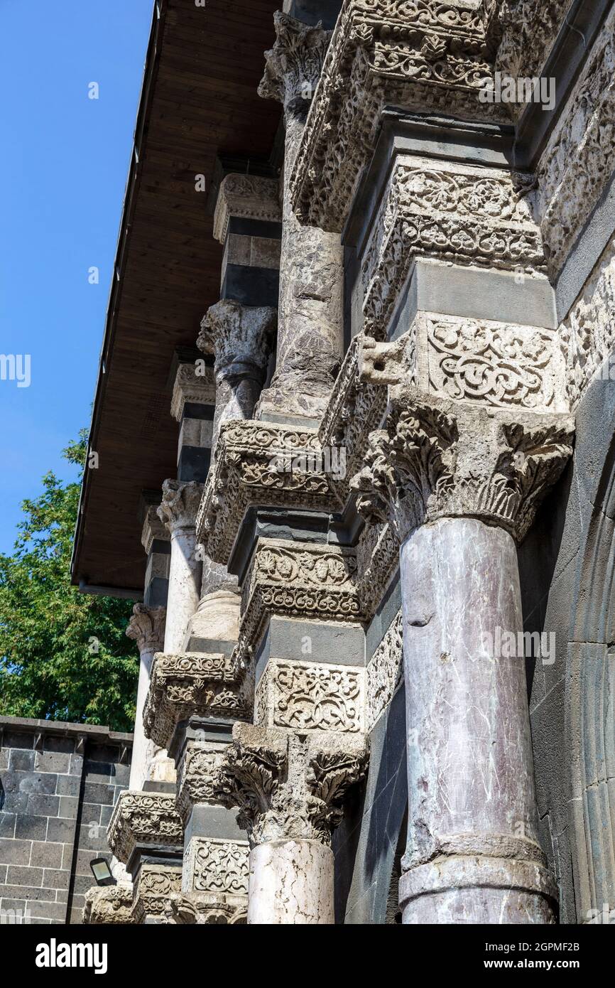 DIYARBAKIR, TURQUIE - 9 OCTOBRE 2020 : fragment sculpté de la façade de la Madrasa de la Grande Mosquée. Banque D'Images