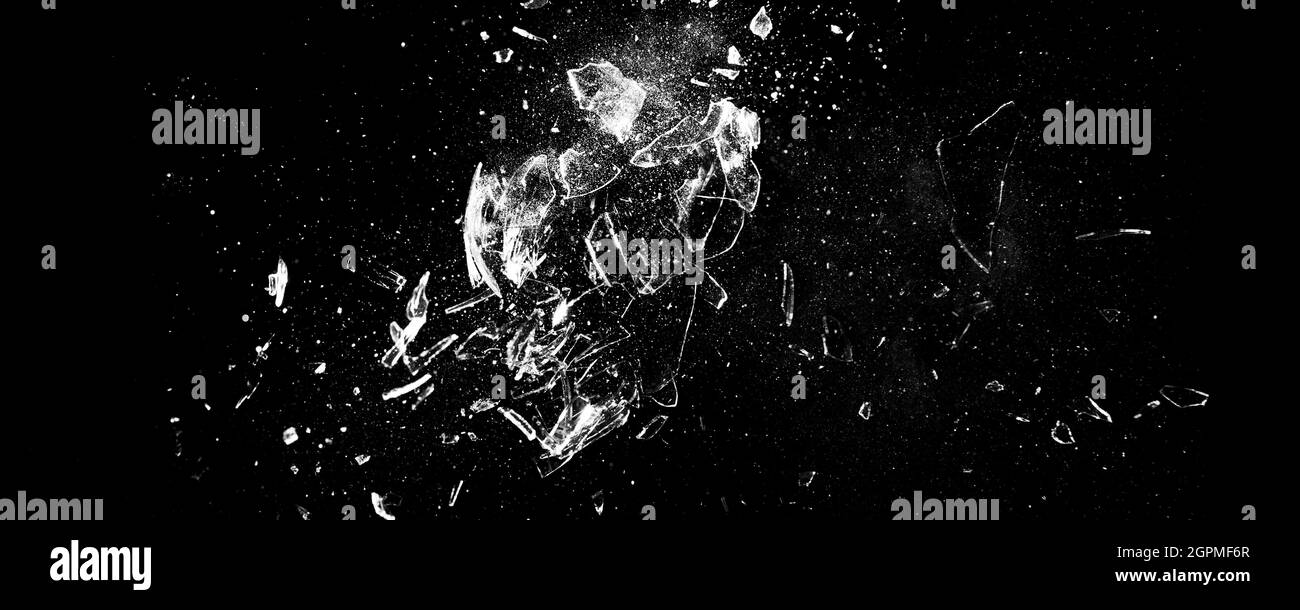 Petits morceaux de verre brisé isolés sur fond noir. Texture de verre brisé Banque D'Images