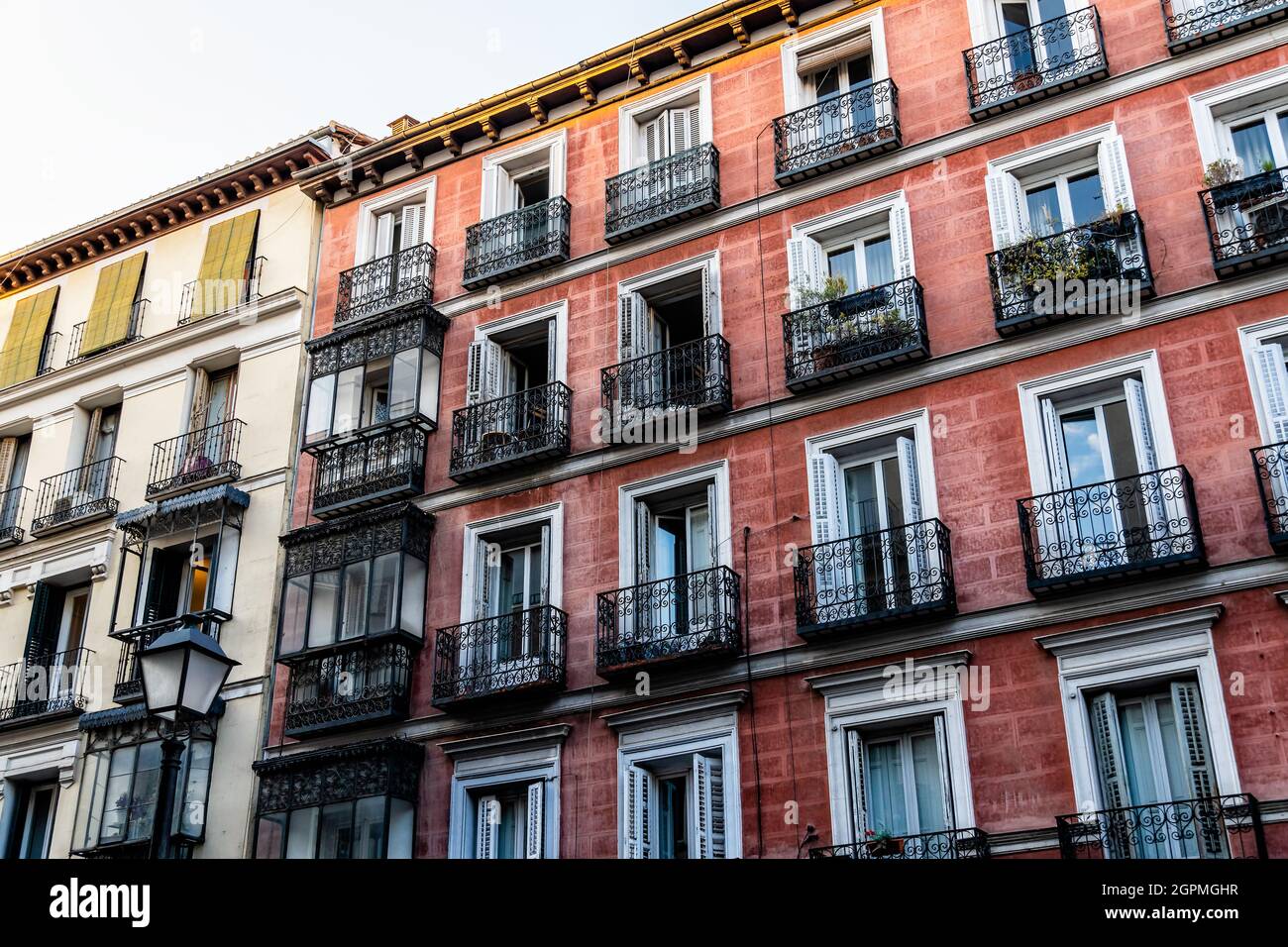 Anciens bâtiments résidentiels avec balcons dans le quartier de Chueca à Madrid. Immobilier et marché immobilier Banque D'Images