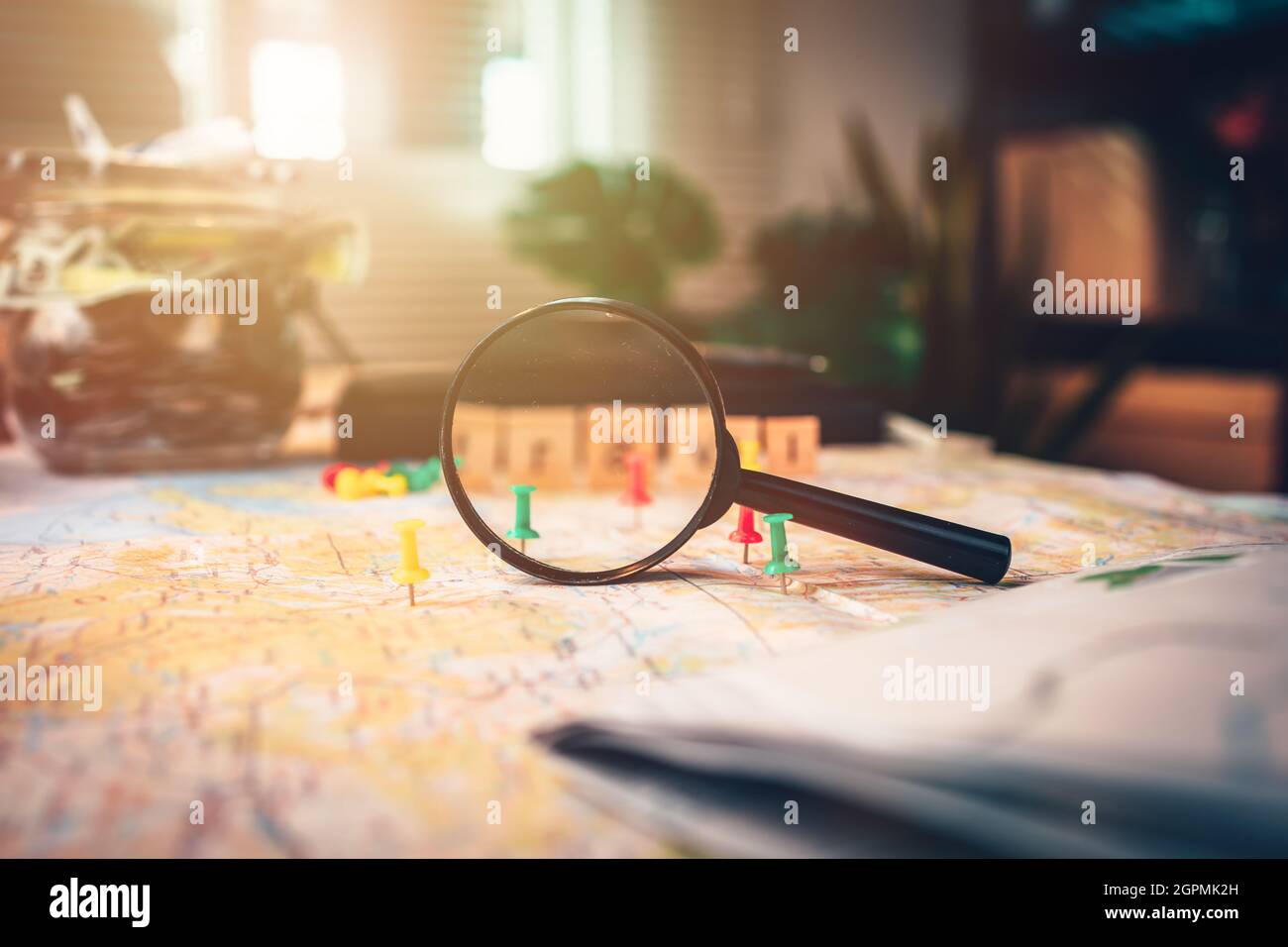 Une loupe avec des broches épinglées sur la carte. Punaise montrant l'emplacement d'un point de destination sur une carte. Concept de plan de voyage. Banque D'Images