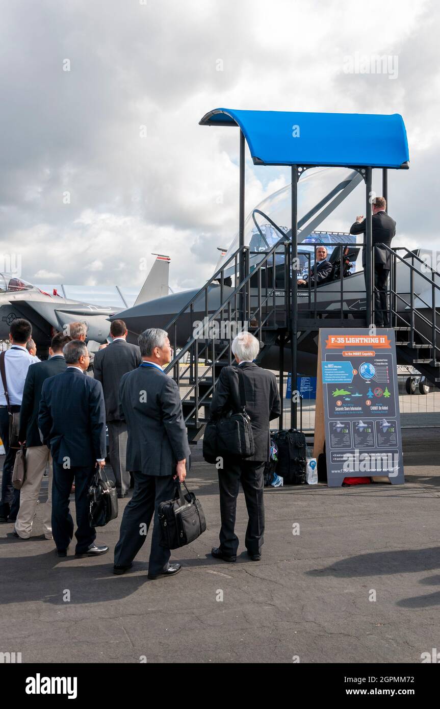 Des hommes d'affaires regardant le chasseur Lightning II Lockheed Martin F-35 au salon aéronautique international de Farnborough. Salon professionnel. Salon des armes militaires Banque D'Images