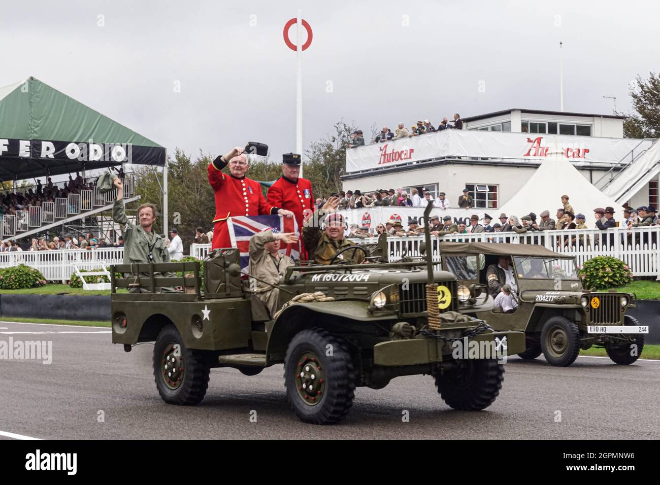 Les véhicules militaires de la Seconde Guerre mondiale défilent sur le circuit automobile de Goodwood, pendant le festival de Goodwood de 2021 Banque D'Images