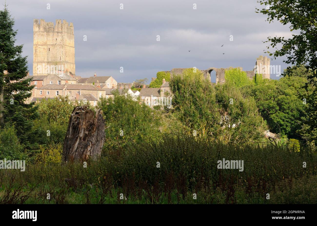 Vue sur le château de Richmond depuis l'ouest, à Richmond, Yorksjire, Angleterre Banque D'Images