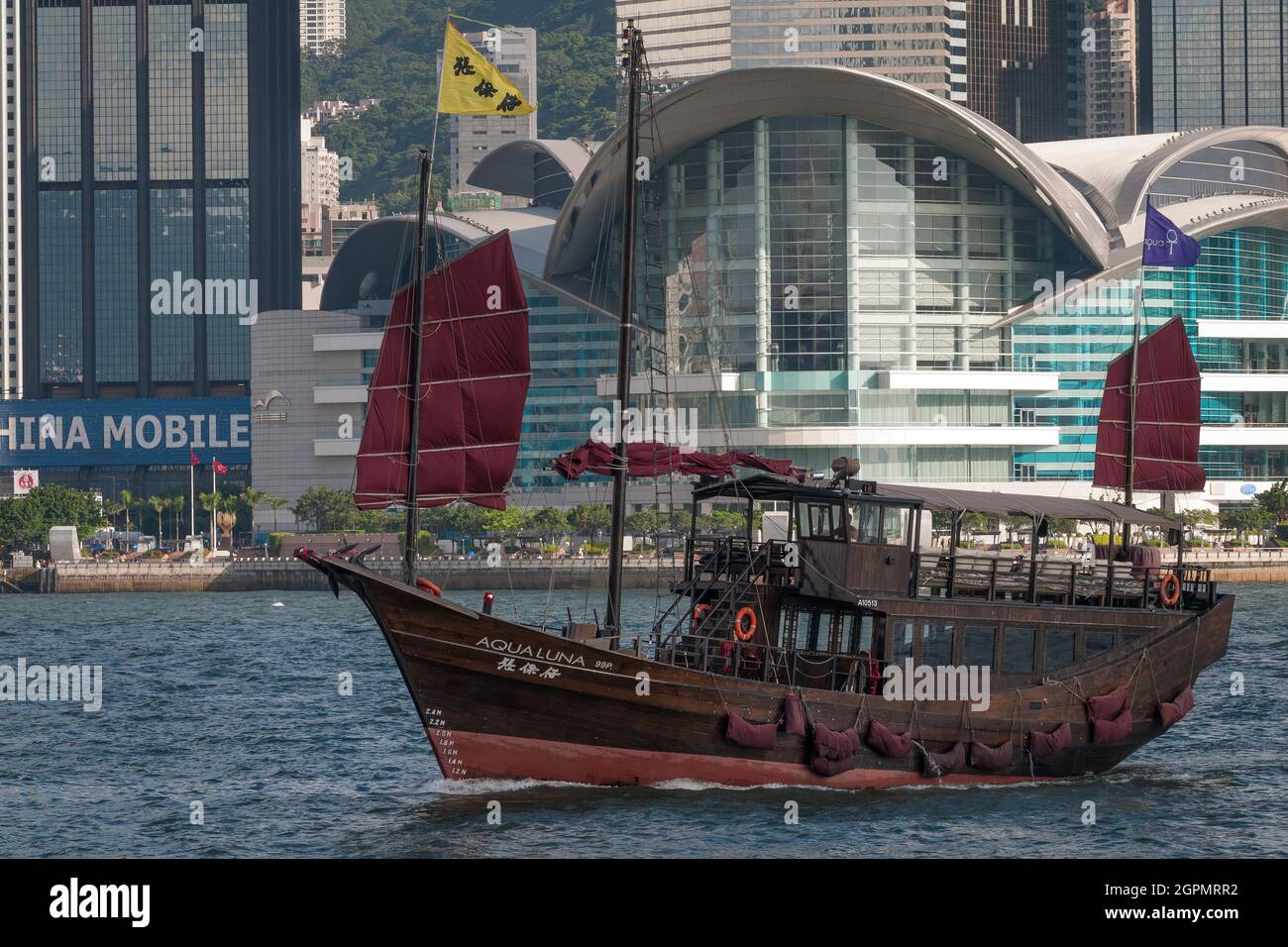 L'Aqua Luna, réplique d'une jonque chinoise traditionnelle lancée en 2006, est utilisée pour les croisières de plaisance dans le port de Victoria, à Hong Kong Banque D'Images