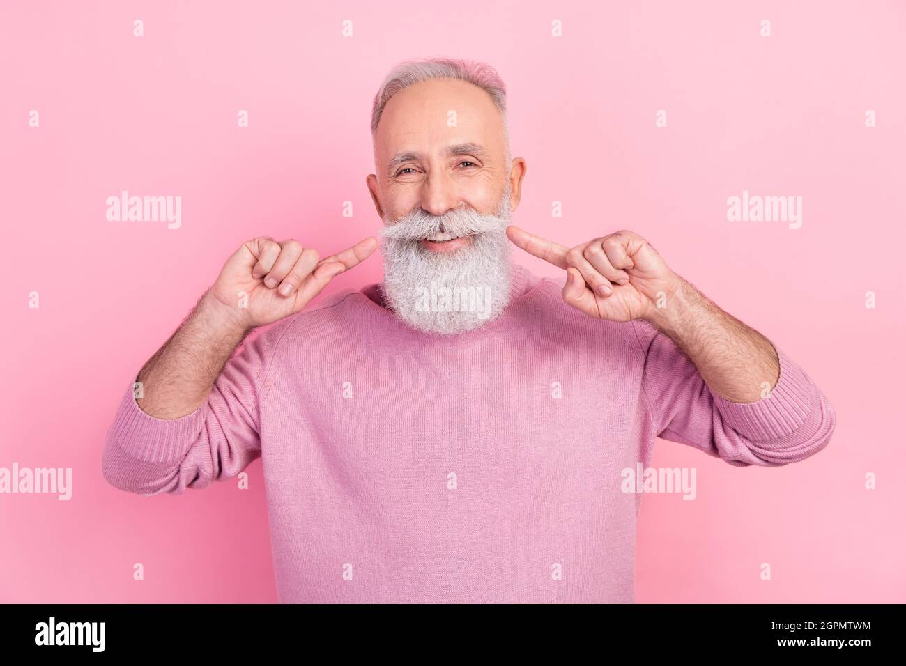 Photo de cheveux gris gaies homme âgé point barbe porter pull rose isolé  sur fond de couleur pastel Photo Stock - Alamy
