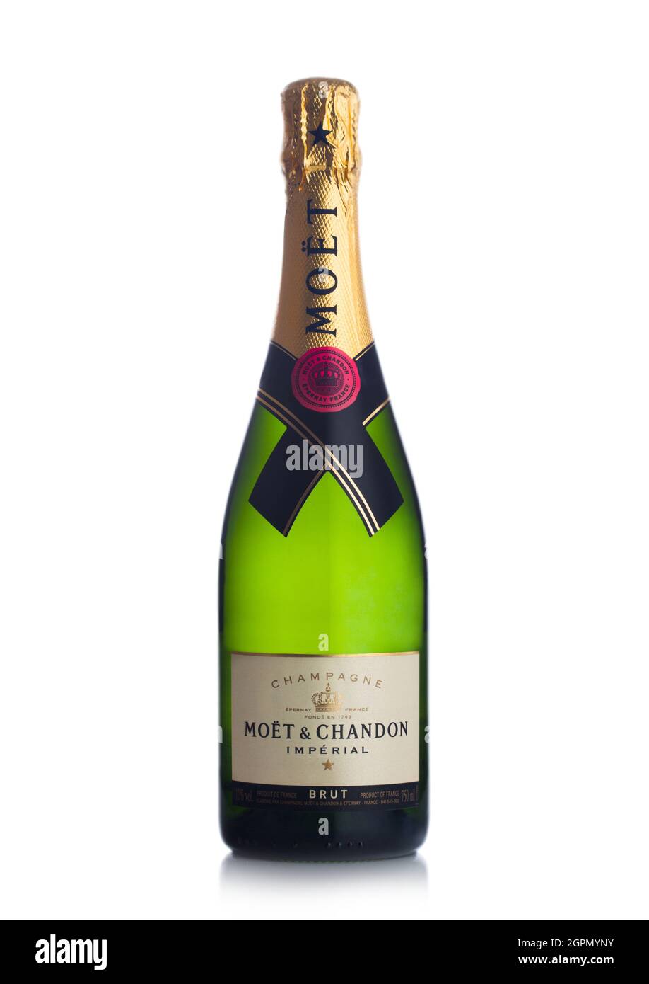 LONDRES, Royaume-Uni - 15 septembre 2021 : bouteille de champagne Moet & Chandon Imperial brut sur blanc. Banque D'Images