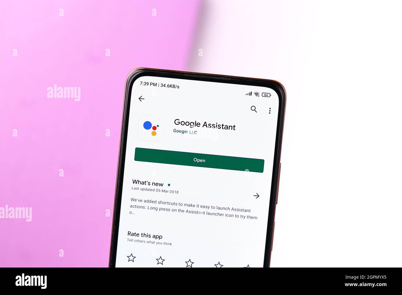 West Bangal, Inde - 28 septembre 2021 : logo Google Assistant sur l'image de stock d'écran du téléphone. Banque D'Images