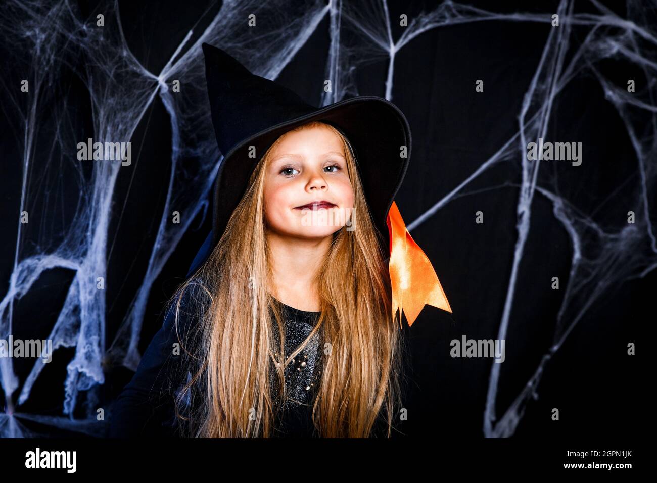 Petite fille dans sorcière Halloween costume avoir du plaisir . Banque D'Images