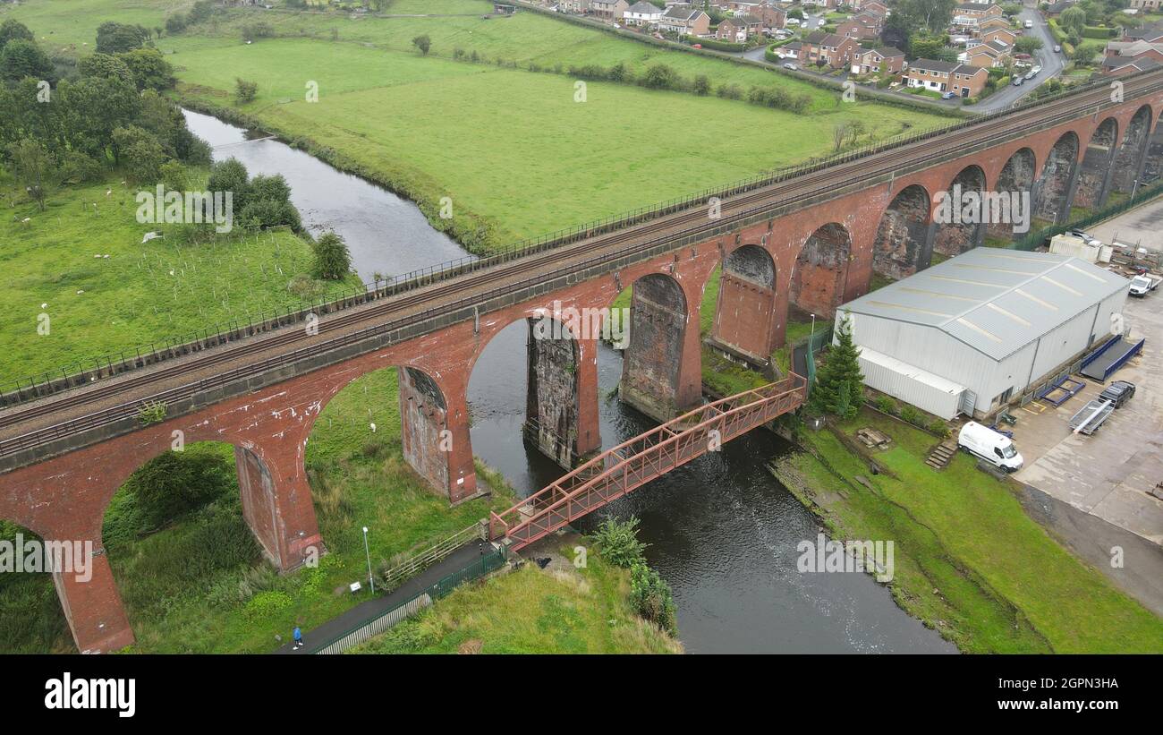 Ribble Valley, viaduc ancien chemin de fer victorien Viaduct connu sous le nom de Whalley Arches, Lancashire Angleterre image aérienne Banque D'Images