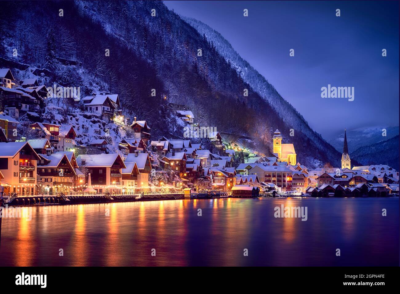 Hallstatt, Autriche en hiver par nuit exposition longue Banque D'Images