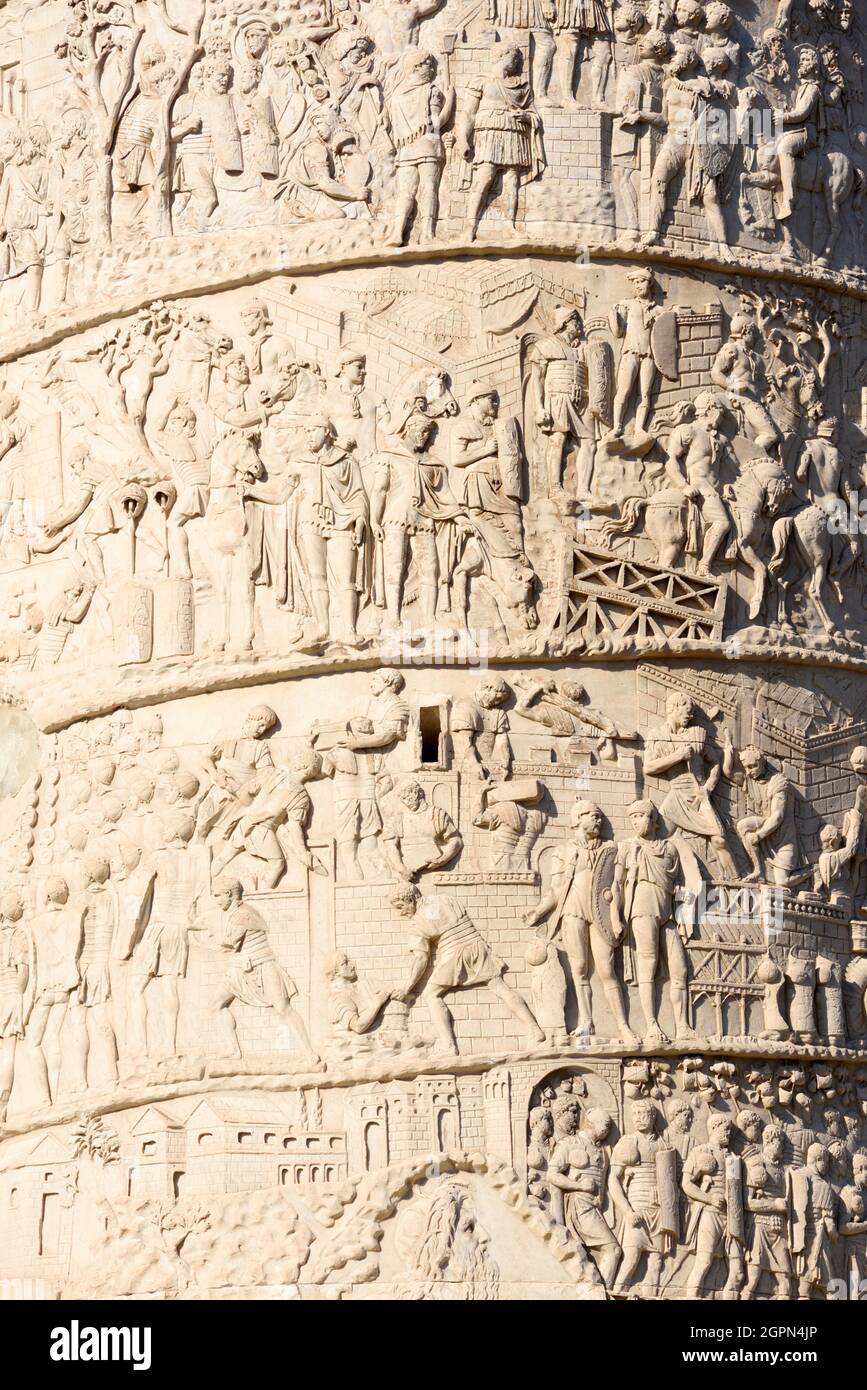 Italie, Rome, colonne de Trajan, ancien bas relief romain Banque D'Images