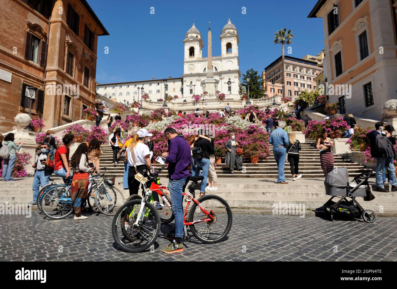 Italie, Rome, les marches espagnoles avec des fleurs au printemps Banque D'Images