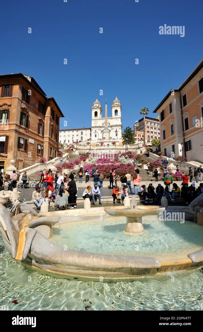 Italie, Rome, Piazza di Spagna, fontaine Barcacia et marches espagnoles Banque D'Images