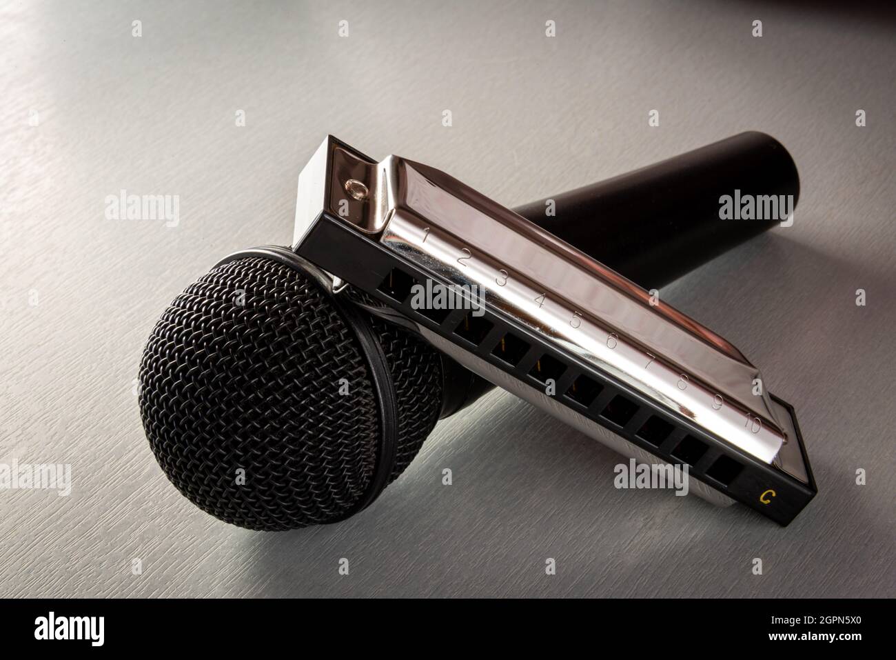 blues harpe ou harmonica avec microphone sur table grise, hobby ou  passe-temps .musique intérêt Photo Stock - Alamy
