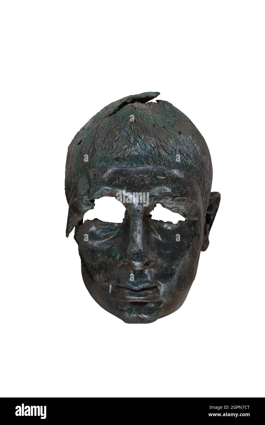 ancien masque noir métallique de l'homme mature isolé sur fond blanc Banque D'Images