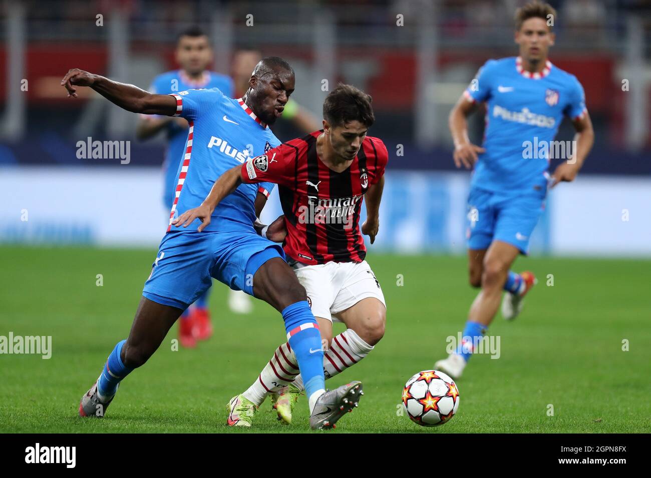 Geoffrey Kondogbia du Club Atletico de Madrid et Brahim Diaz OFAC Milan bataille pour le ballon lors du match de l'UEFA Champions League du Groupe B entre l'AC Milan et le Club Atletico de Madrid au Stadio Giuseppe Meazza le 28 septembre 2021 à Milan, Italie . Banque D'Images
