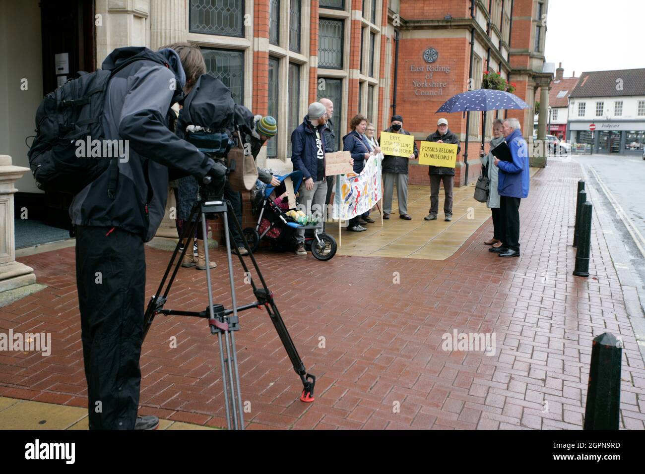 Beverley, Royaume-Uni. 30 septembre 2021. Les manifestants se réunissent à l'extérieur des bureaux du Conseil de l'East Riding of Yorkshire en attendant une décision imminente concernant la demande de planification controversée de Rathlin Energy (UK) Ltd pour la production de pétrole à long terme et six nouveaux puits à West Newton dans l'East Riding of Yorkshire. Crédit : Barry Anson/Alamy Live News Banque D'Images