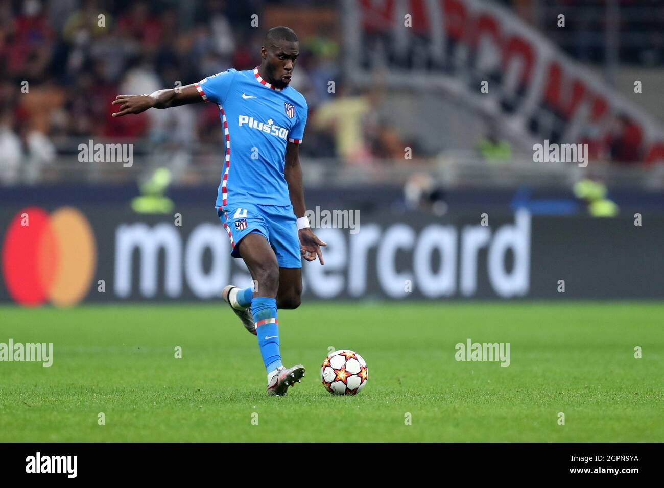 Geoffrey Kondogbia du Club Atletico de Madrid contrôle le ballon lors du match de l'UEFA Champions League Group B entre l'AC Milan et le Club Atletico de Madrid au Stadio Giuseppe Meazza le 28 septembre 2021 à Milan, Italie . Banque D'Images