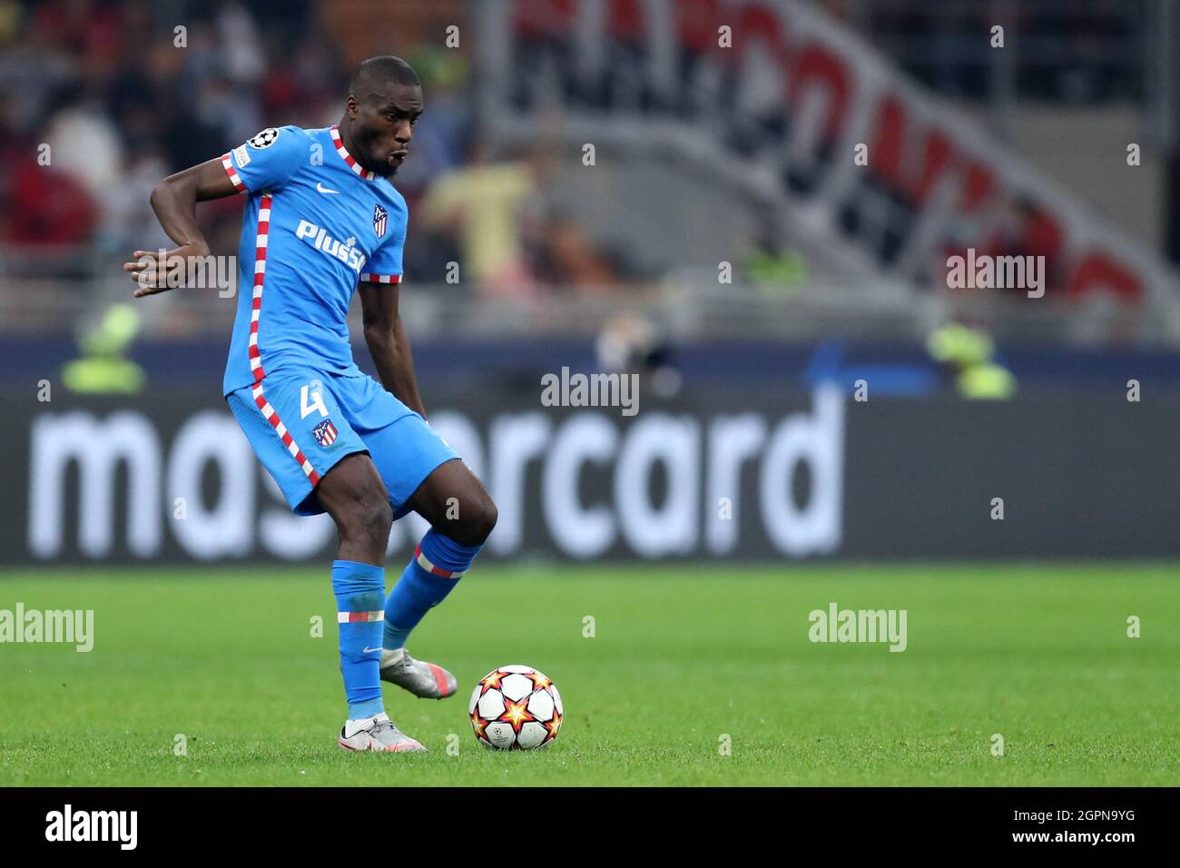 Geoffrey Kondogbia du Club Atletico de Madrid contrôle le ballon lors du match de l'UEFA Champions League Group B entre l'AC Milan et le Club Atletico de Madrid au Stadio Giuseppe Meazza le 28 septembre 2021 à Milan, Italie . Banque D'Images