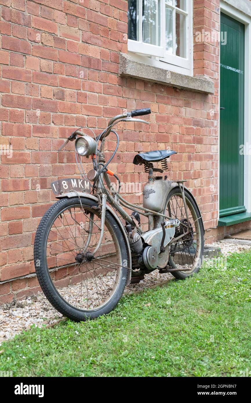 1960 Motobecane vélo motorisé français au centre du patrimoine de Bicester  événement de la ruée du dimanche. Bicester, Oxfordshire, Angleterre Photo  Stock - Alamy