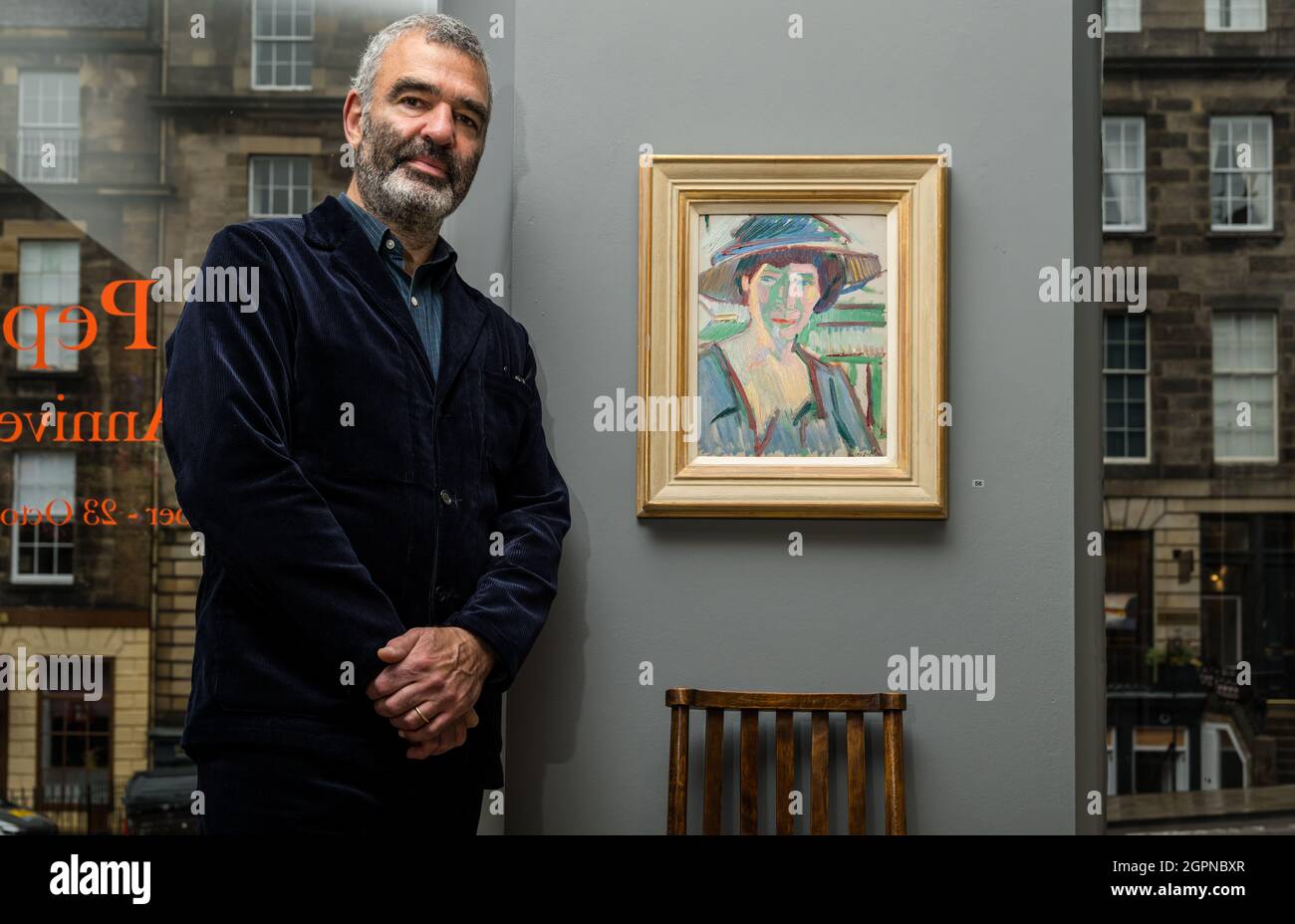 The Scottish Gallery, Edinburgh, Scotland, UK, Nouvelle exposition : célèbre le 150e anniversaire de Samuel John Paploe (1871-1935) à la Scottish Gallery d'Édimbourg avec une collection de peintures. L’exposition présente les plus grandes œuvres de Pploe. L’artiste fut l’un des premiers peintres modernistes écossais connus sous le nom de coloristes écossais. Photo : Guy Paploe, directeur de la Galerie, petit-fils de l’artiste, et peinture de sa grand-mère. Banque D'Images