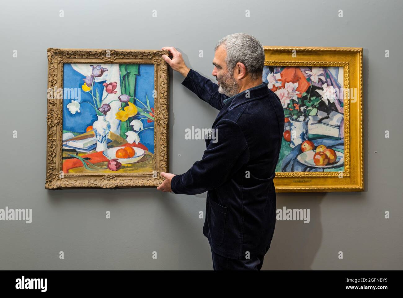 The Scottish Gallery, Edinburgh, Scotland, UK, Nouvelle exposition : célèbre le 150e anniversaire de Samuel John Paploe (1871-1935) à la Scottish Gallery d'Édimbourg avec une collection de peintures. L’exposition présente les plus grandes œuvres de Pploe. L’artiste fut l’un des premiers peintres modernistes écossais connus sous le nom de coloristes écossais. Photo : Guy Paploe, directeur de la Scottish Gallery, petit-fils de l’artiste Banque D'Images