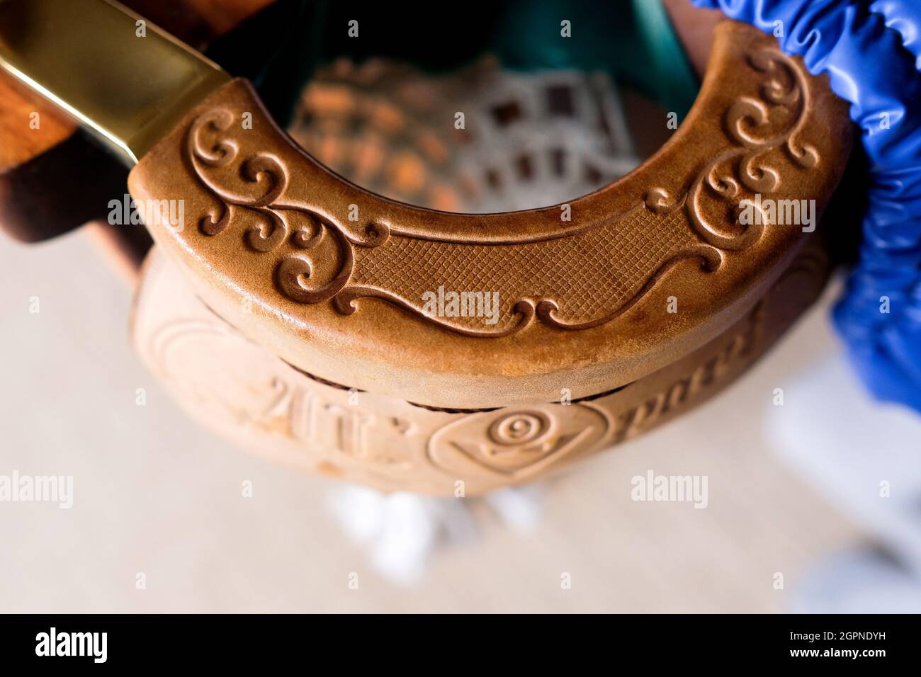 Une poche de billard. Garniture en cuir à motifs. Pas de personne, arrière-plan flou. Banque D'Images