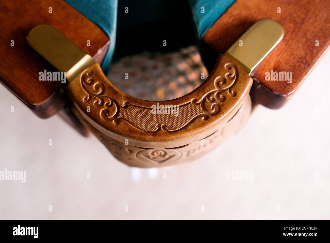 Détail du billard. Poche marron sculptée. Arrière-plan flou. Banque D'Images