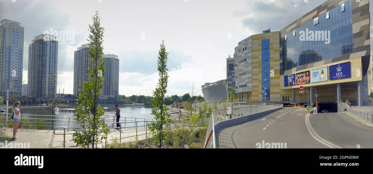 Kiev, Ukraine - 24 juillet 2021 : les gratte-ciels se reflètent dans l'eau de l'étang. Ville un jour ensoleillé. Parc urbain Banque D'Images