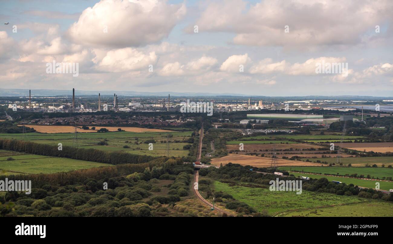 Ellesmere Port, Royaume-Uni, 16 septembre 2021. L'autoroute M56 traverse une voie ferrée au premier plan de la raffinerie de pétrole de Stanlow, à Ellesmere Port, Wirral, Royaume-Uni. Crédit : Anthony Devlin/Alay Live News Banque D'Images
