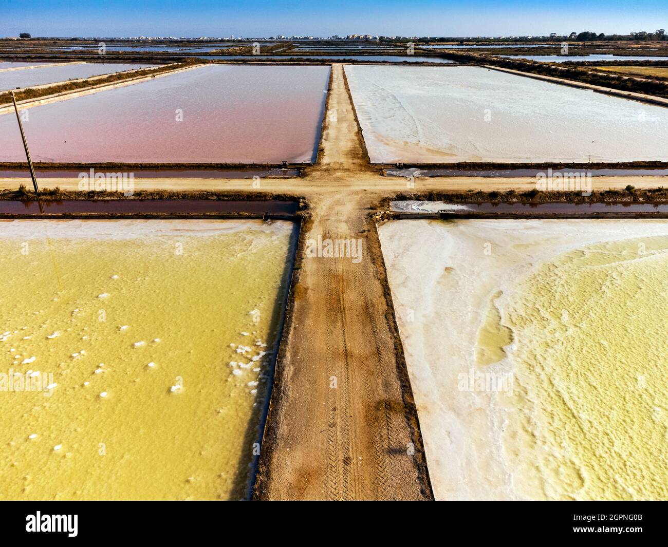 Couleurs étonnantes des étangs de sel de mer appelés salines peu de temps avant la récolte de sel au Portugal Banque D'Images