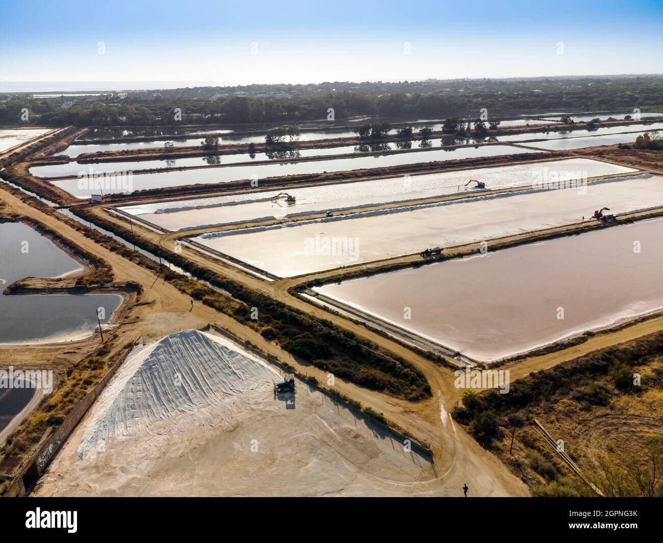 Vue aérienne de la récolte de sel de mer aux salines de Faro, Portugal Banque D'Images