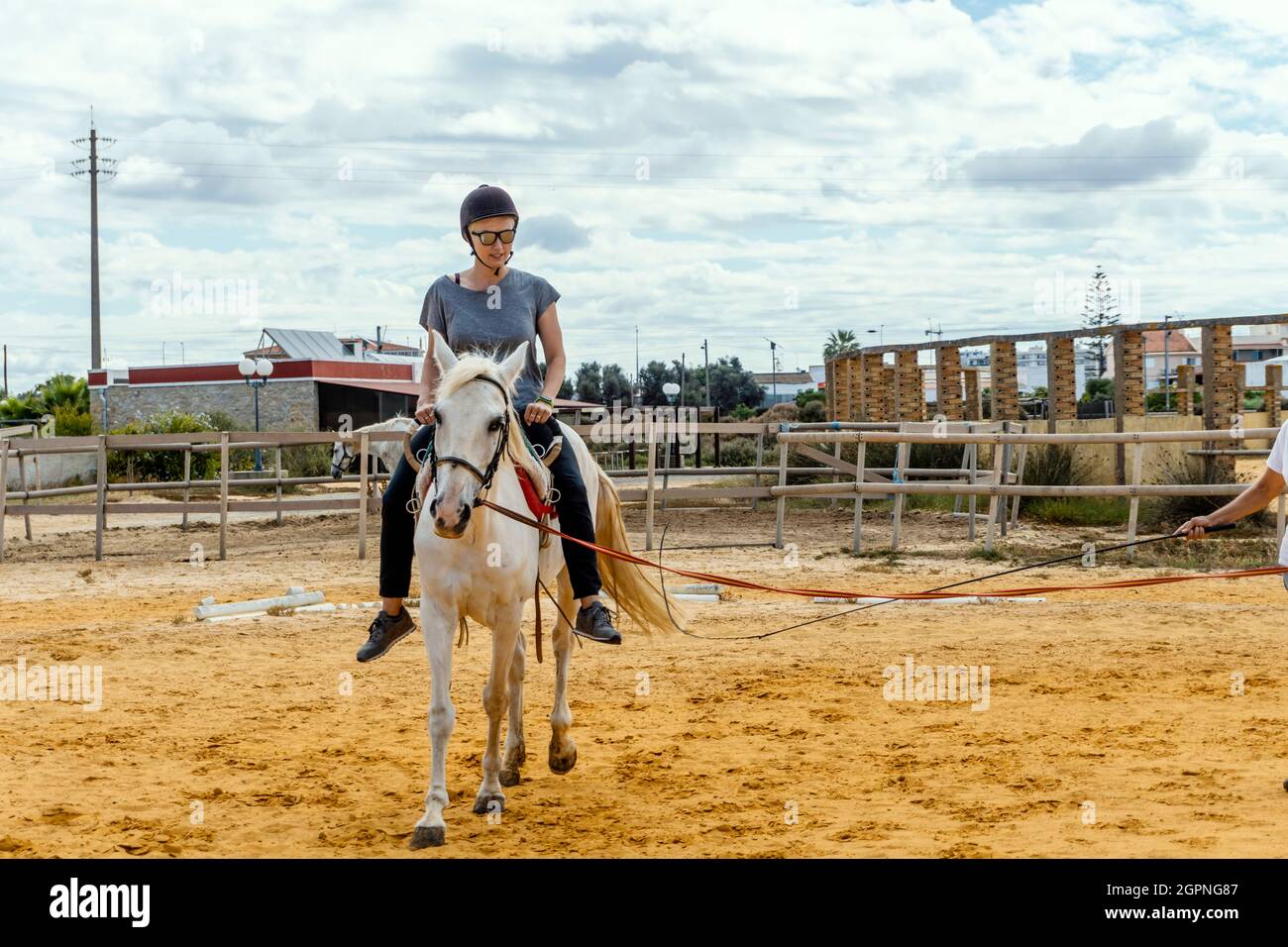 Portrait d'une femme prenant des cours d'équitation dans un enclos Banque D'Images
