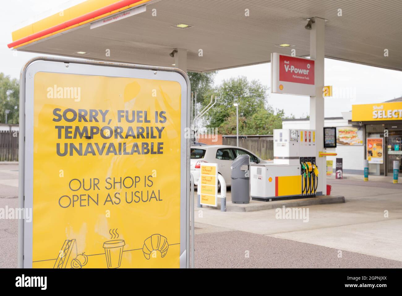 La station Shell de l'A20 reste fermée avec une piste vide car les réserves de carburant étaient sèches, les pompes fermées et verrouillées, en raison du manque de conducteurs de HGV Londres Angleterre Banque D'Images