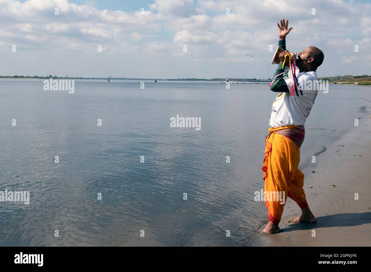 Un adorateur hindou dévot prie au bord de la baie de la Jamaïque à un service de Ganga et Kateri Amma Poosai. À Queens, New York. Banque D'Images